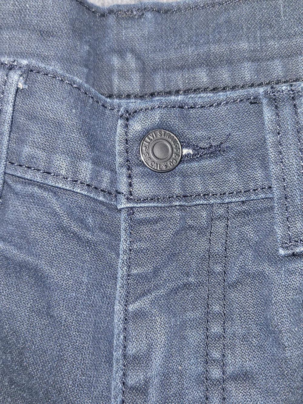 Levis slim straight